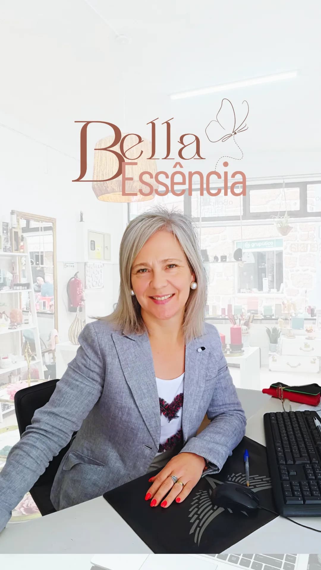 Fundadora da BellaEssência a trabalhar artesanalmente em peças de gesso e difusores