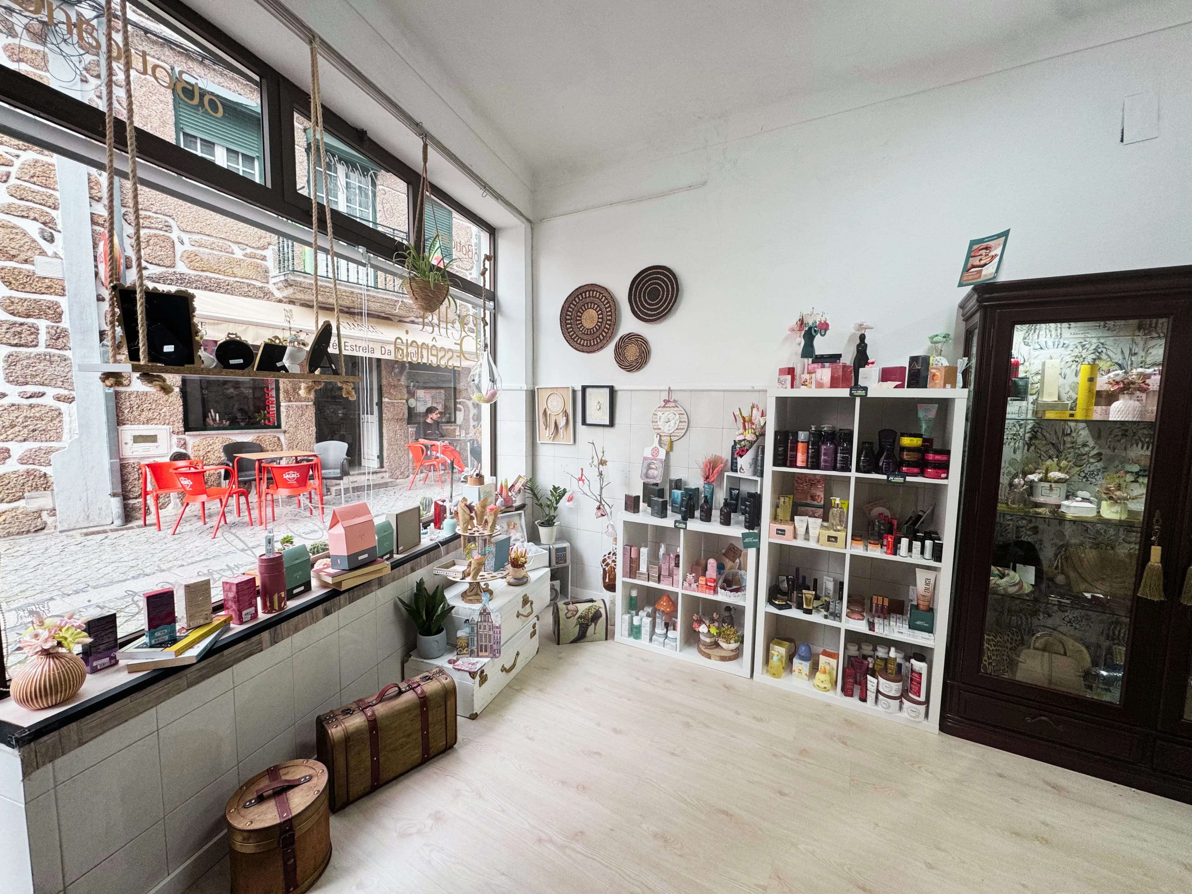 Detalhe de produtos artesanais e decoração perfumada da BellaEssência