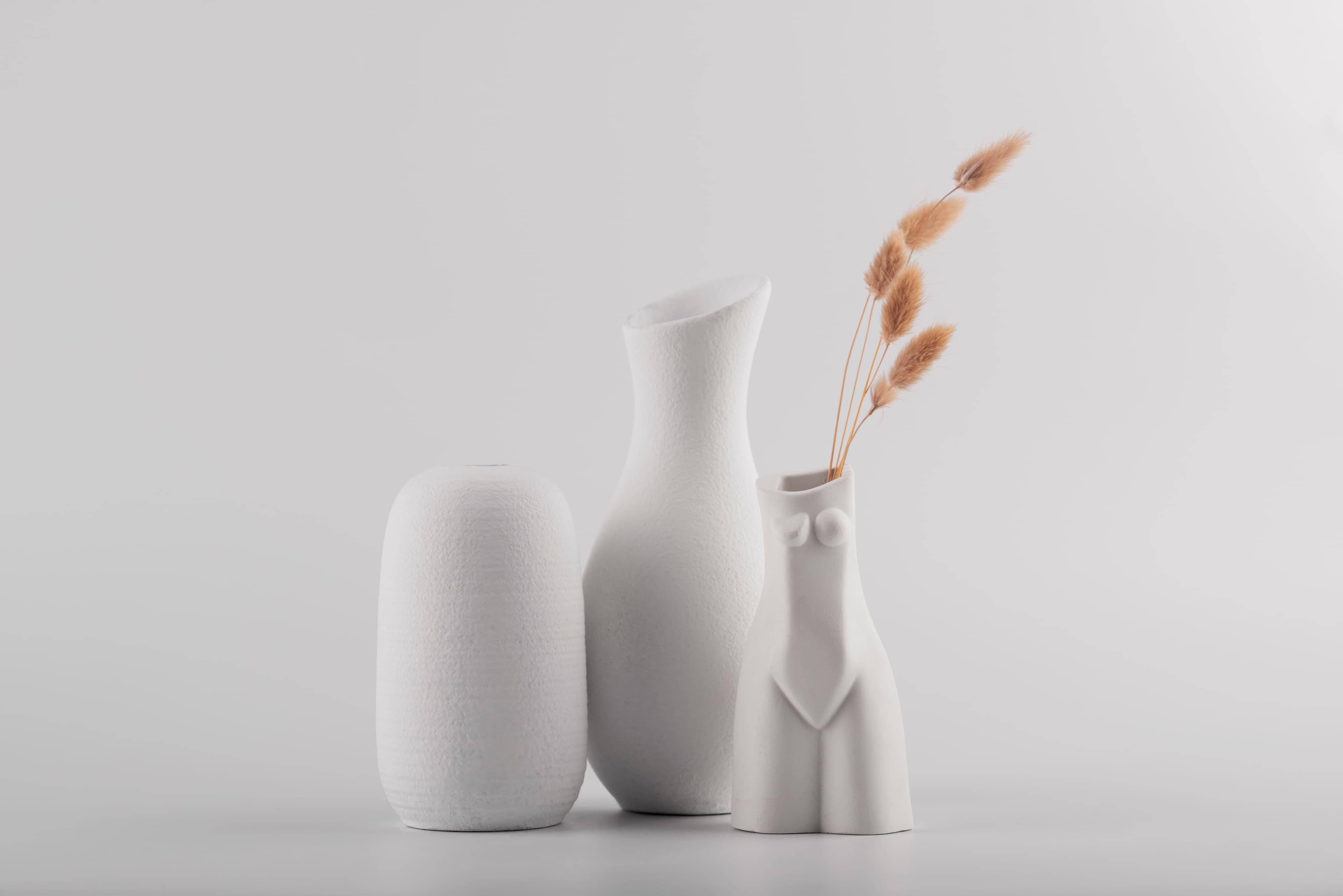 Peças decorativas artesanais em gesso branco com texturas naturais